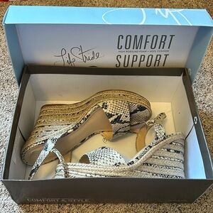 Vince Camuto women’s size 8 wedges black and white snake skin